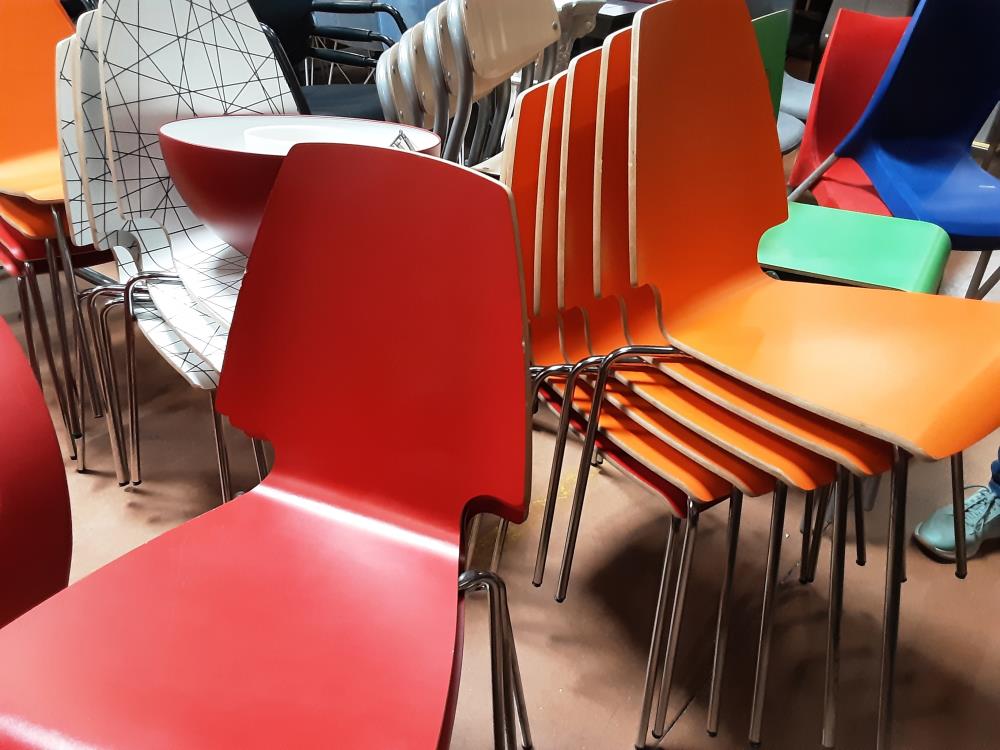 CHAISE COLORÉ PIEDS CHROMÉS 