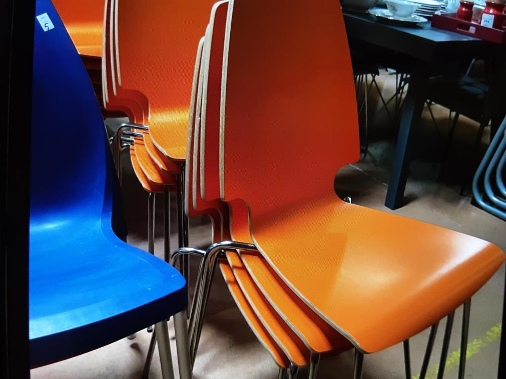 CHAISE COLORÉ PIED CHROME 