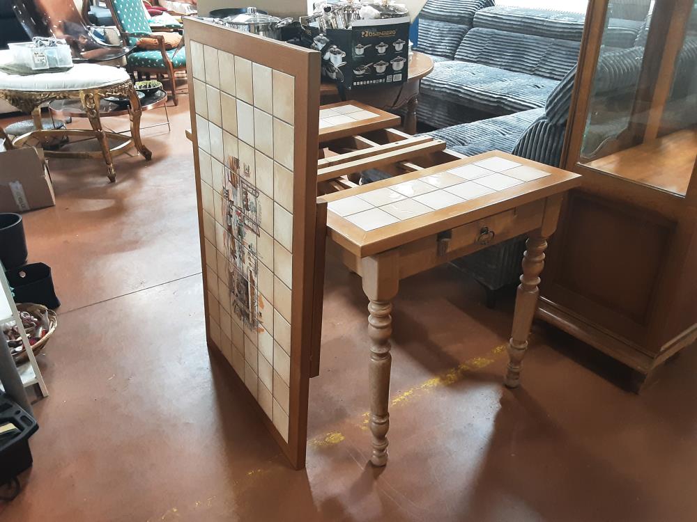 TABLE CARRELÉE + 2 ALLONGES
