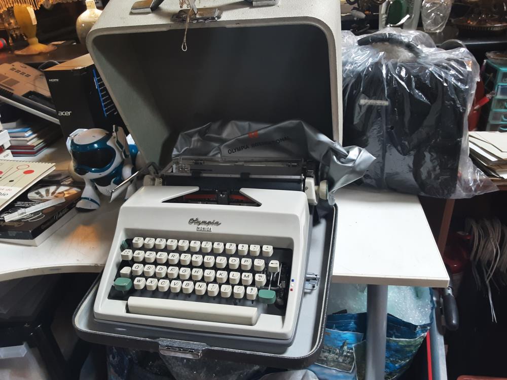 MACHINE A ECRIRE OLYMPIA