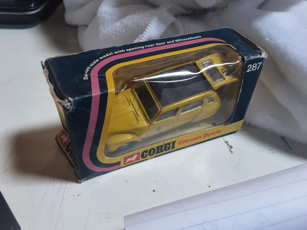 VOITUREJAUNE DIANE CORGI