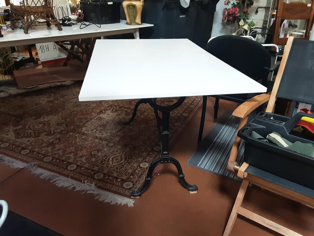 TABLE BLANCHE PIED METAL 