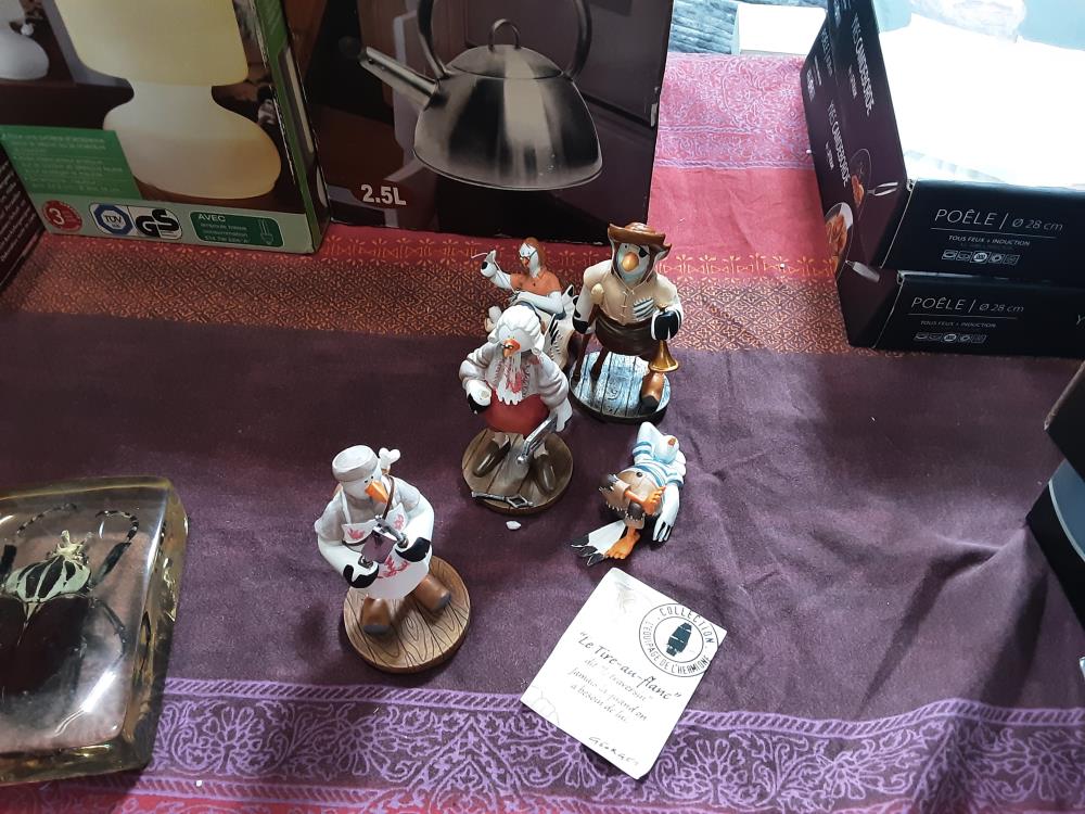 LOT FIGURINE MOUETTE TIRE AU FLANC 