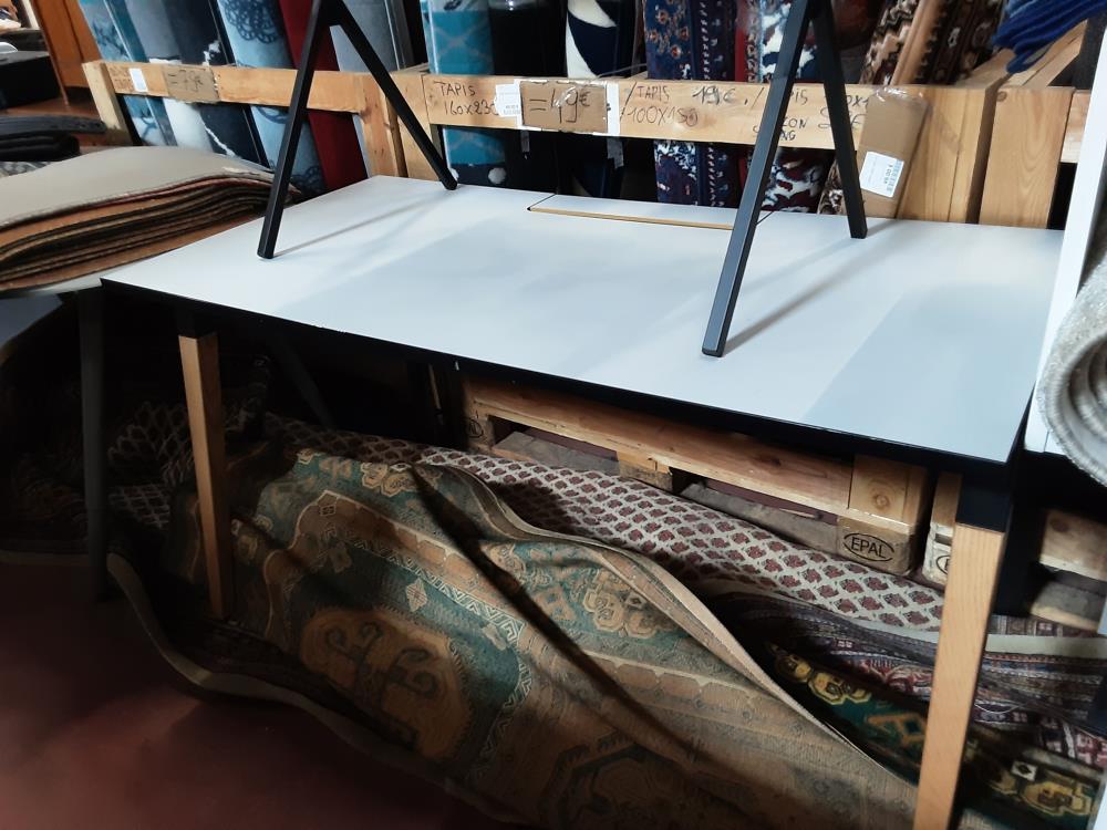 BUREAU GRIS 