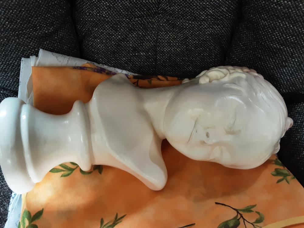 STATUETTE