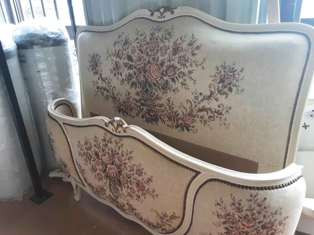 LIT CAPITONNÉ 140X190 TISSU FLEUR 