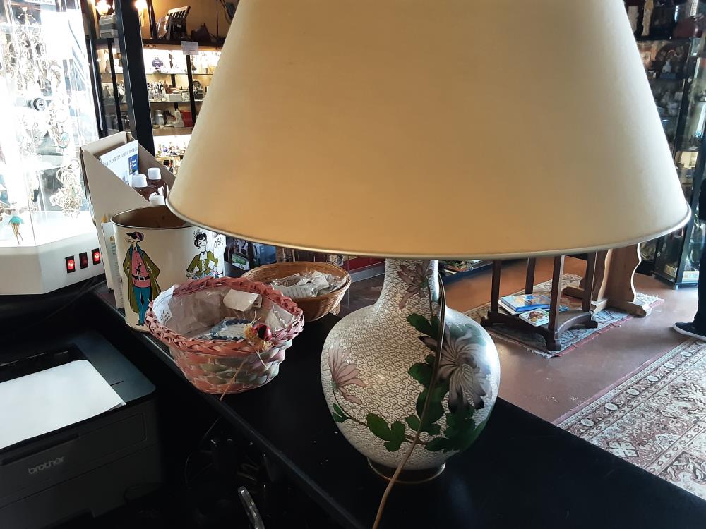 LAMPE EMAILLÉE BLANCHE FLEUR ROSE