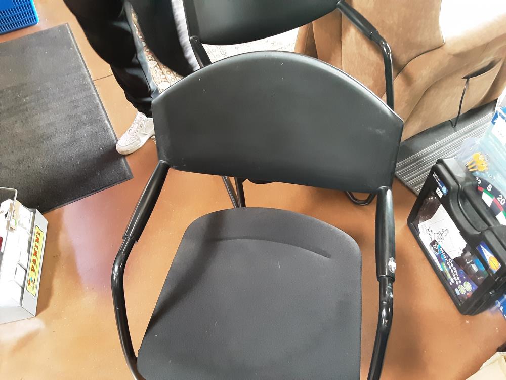 FAUTEUIL BUREAU PLASTIQUE NOIR