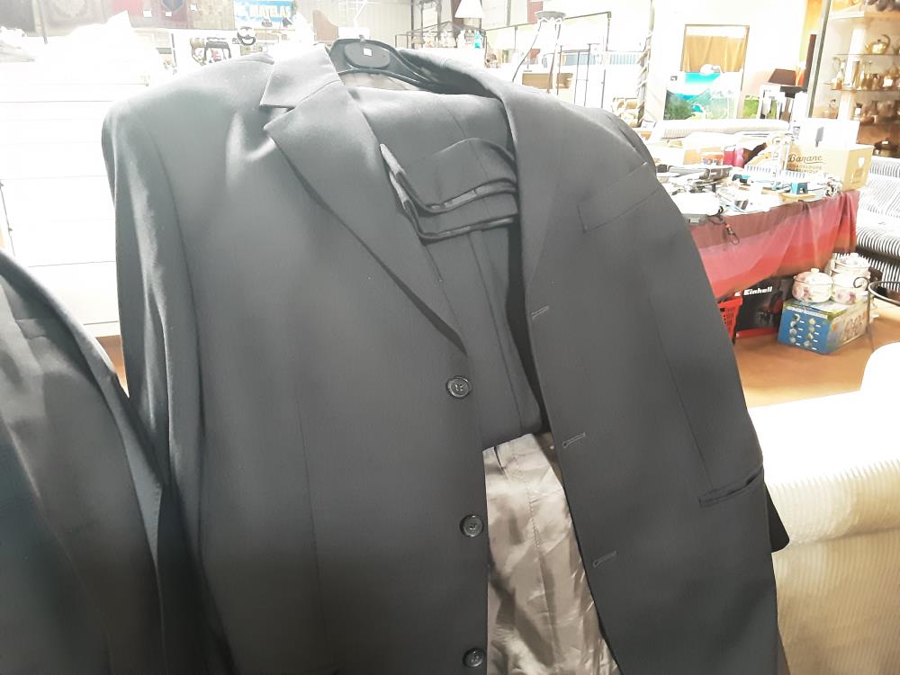 COSTUME 