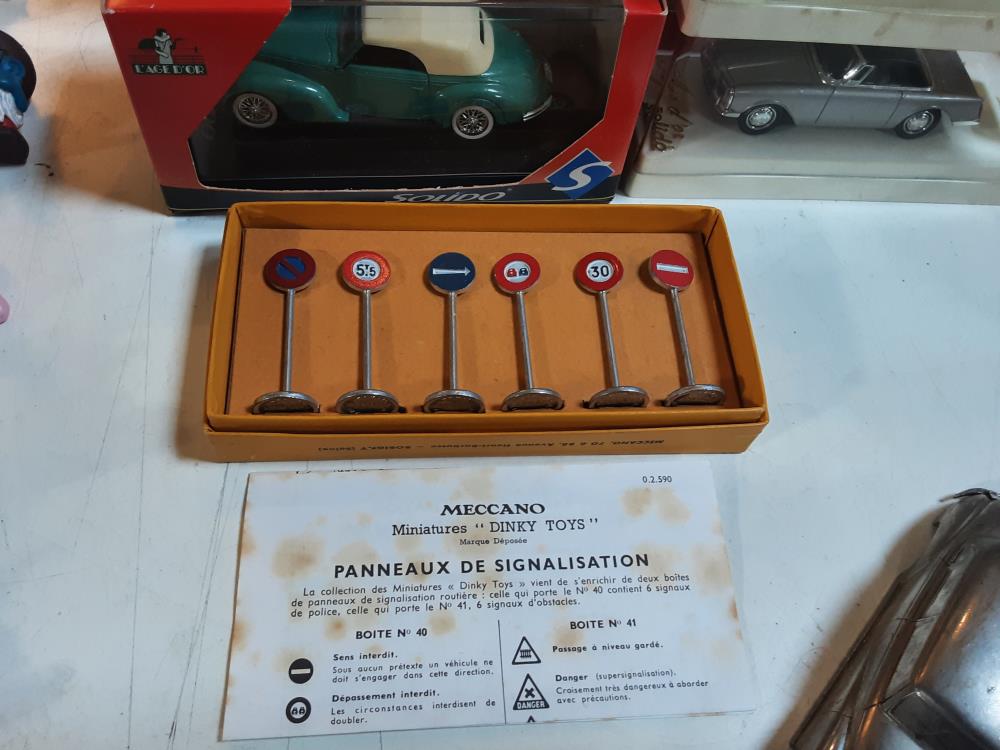 PANNEAUX DE  SIGNALISATION DINKY TOYS 