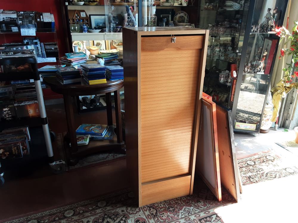 MEUBLE VOLET BOIS CLAIR +CLÉ 