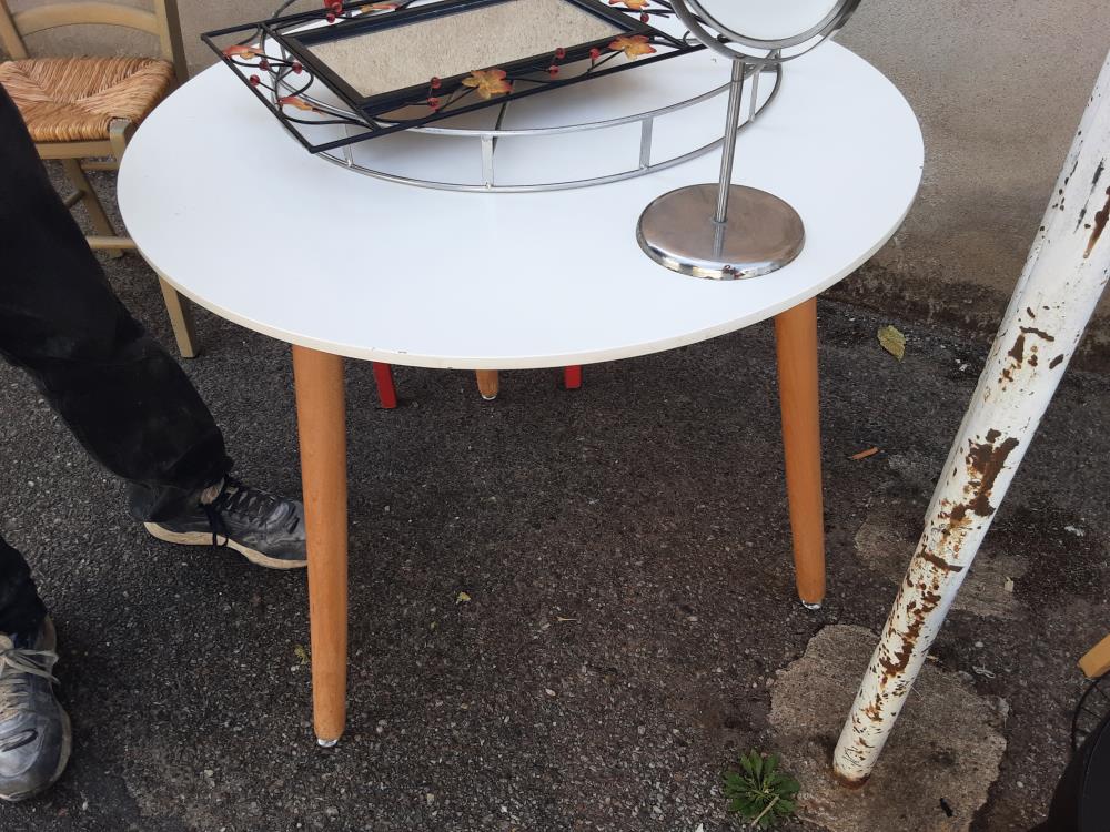 TABLEBLANCHERPNDE PIED BOIS