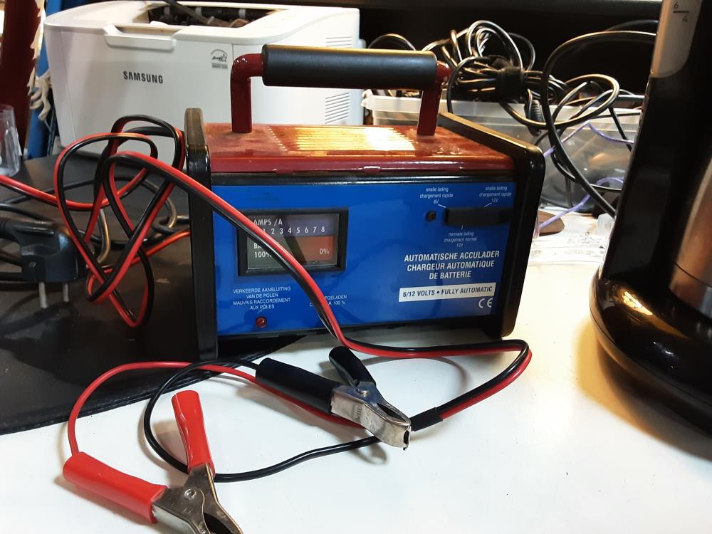 CHARGEUR DE BATTERIE 