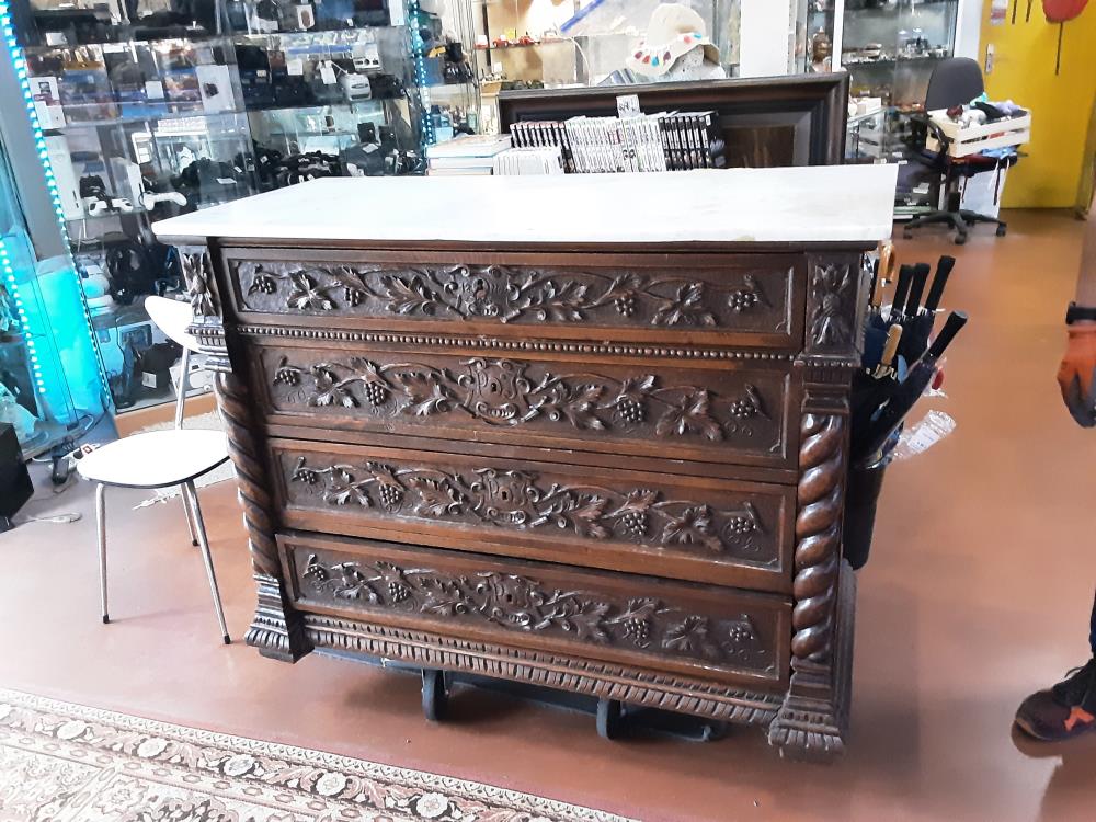 COMMODE CHENE SCULPTE MARBRE BLANC
