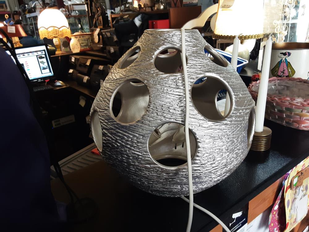 LAMPE GRISE A TROUE