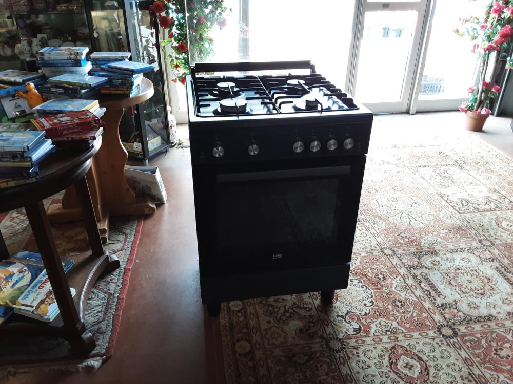 GAZINIERE NOIRE BEKO 4 FEUX FOUR ELECTRIQUE