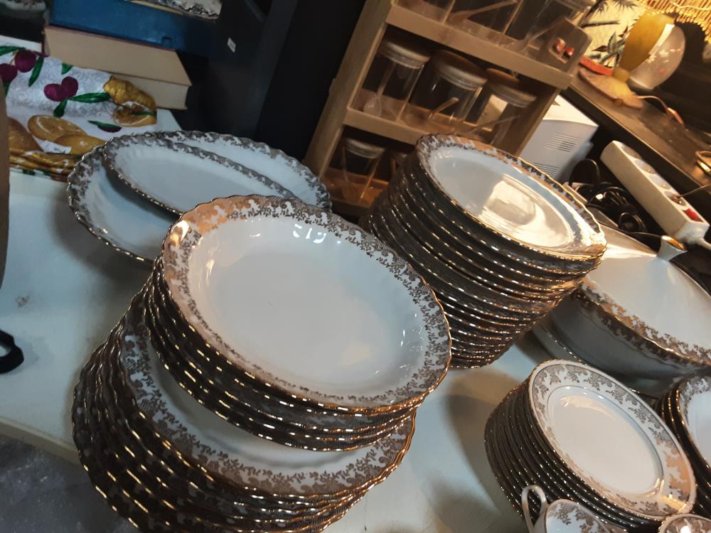 SERVICE BLANC DORE PORCELAINE
