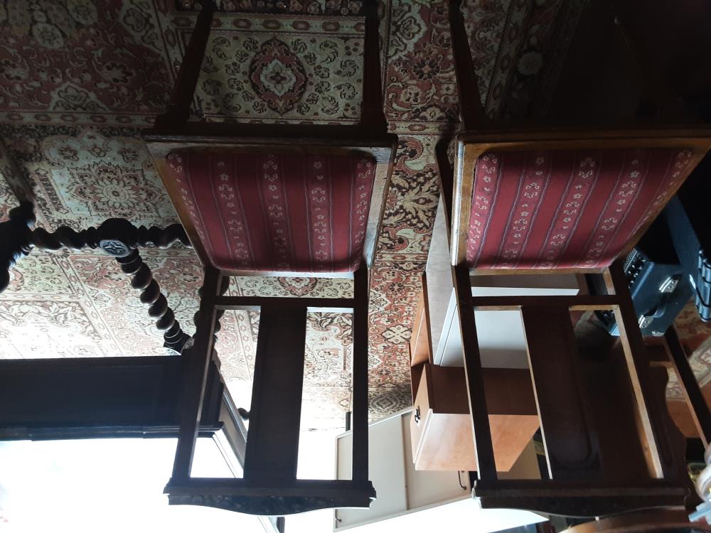 CHAISES ASSISES ROUGES