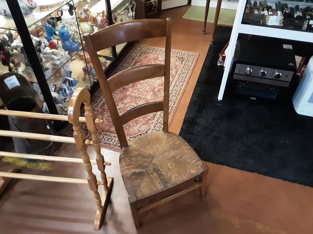 CHAISE BASSE ASSISE PAILLE