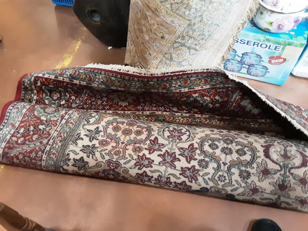 TAPIS ROUGE MOTIFS FLEURS