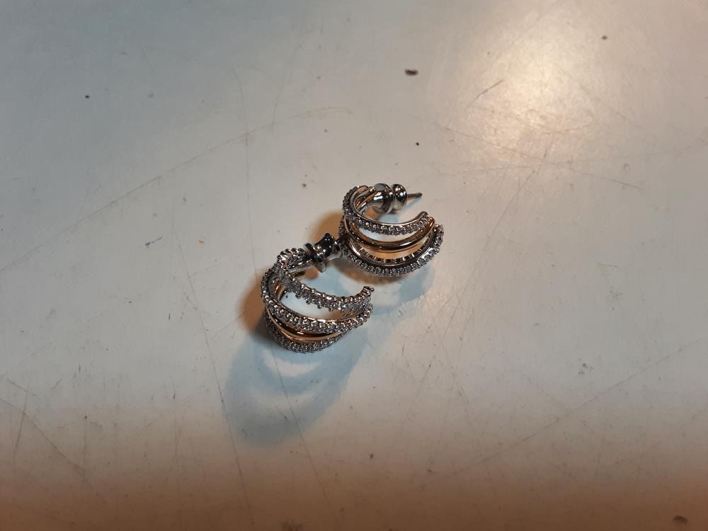 PAIRE DE BOUCLE D’OREILLE SWAROSKI 