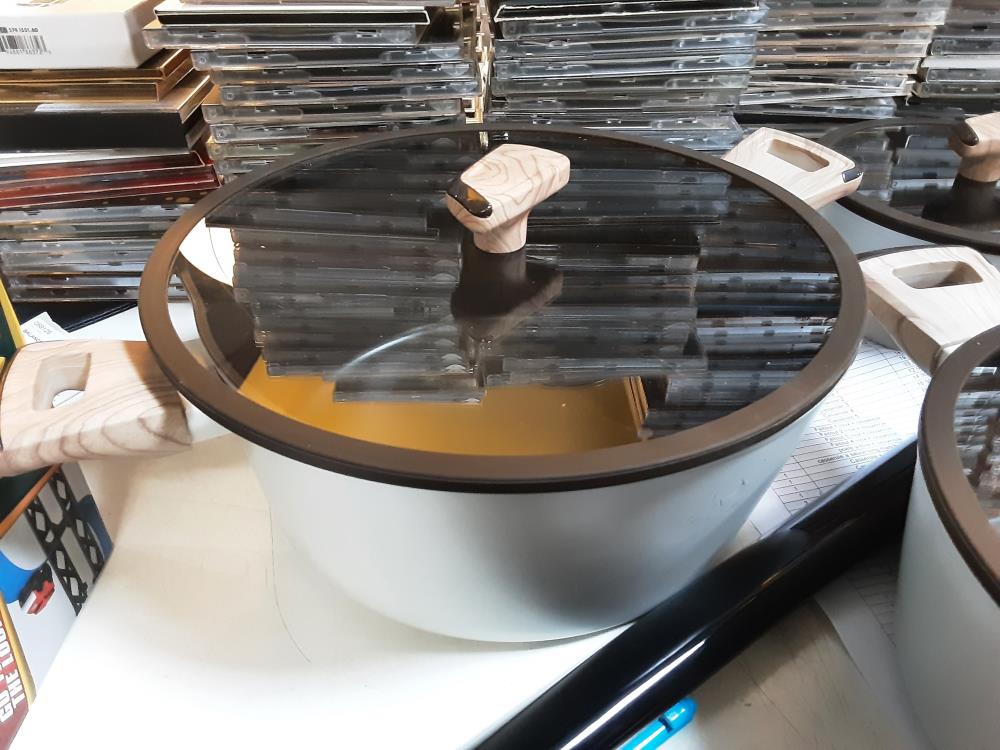 FAITOUT 28 CM REVÊTEMENT + COUVERCLE 