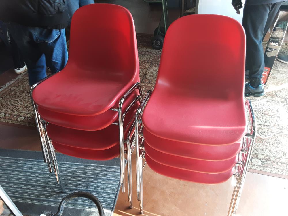 CHAISE ROUGE PLASTIQUE EMPILABLE