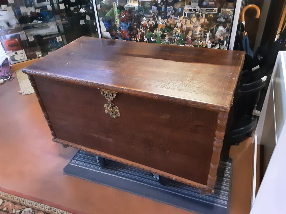 COFFRE ANCIEN BOIS PORTUGAIS SCULPTE