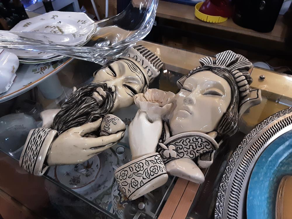 PAIRE DE VISAGES ASIATIQUES