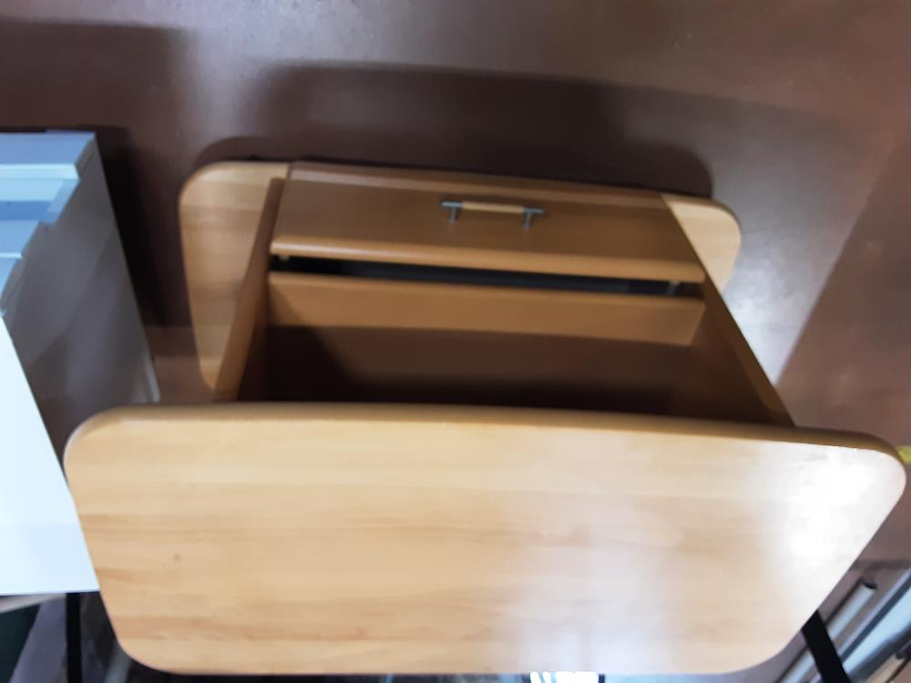 MEUBLE TV BOIS CLAIR A ROULETTES