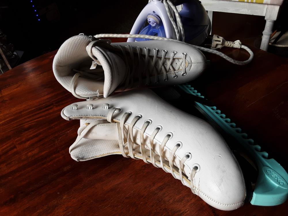 PAIRE DE PATINS A GLACE