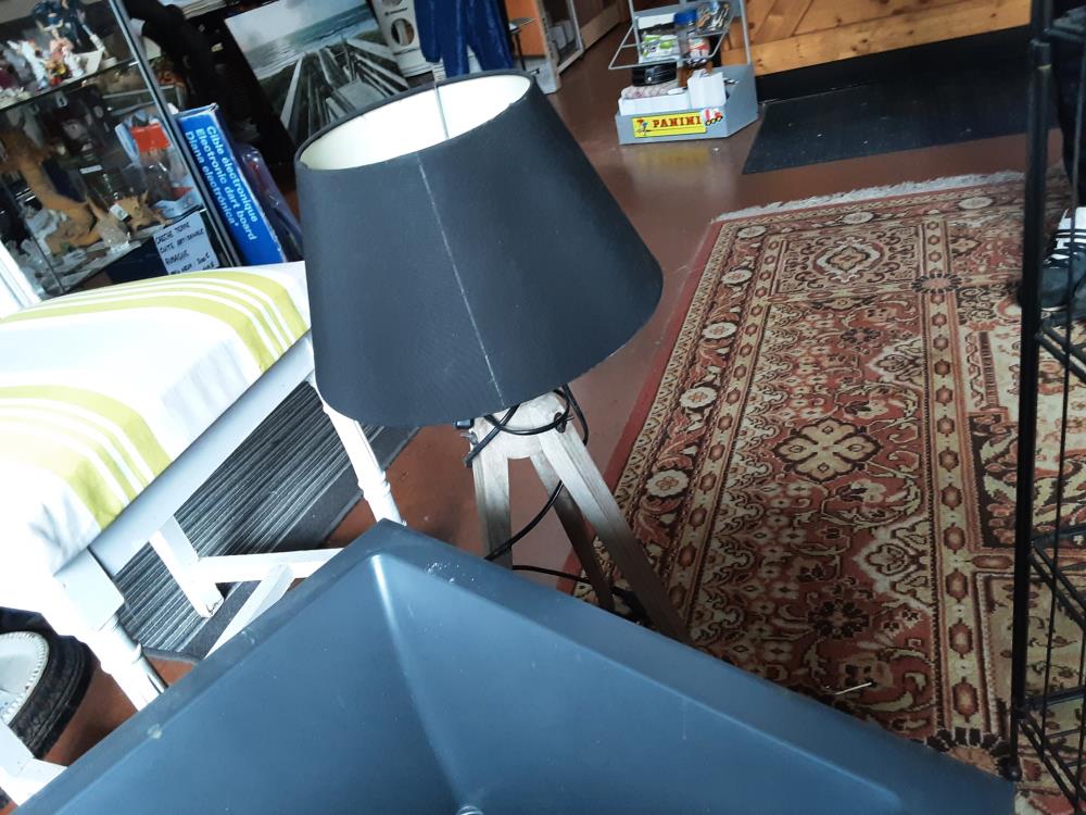 LAMPE TREPIED