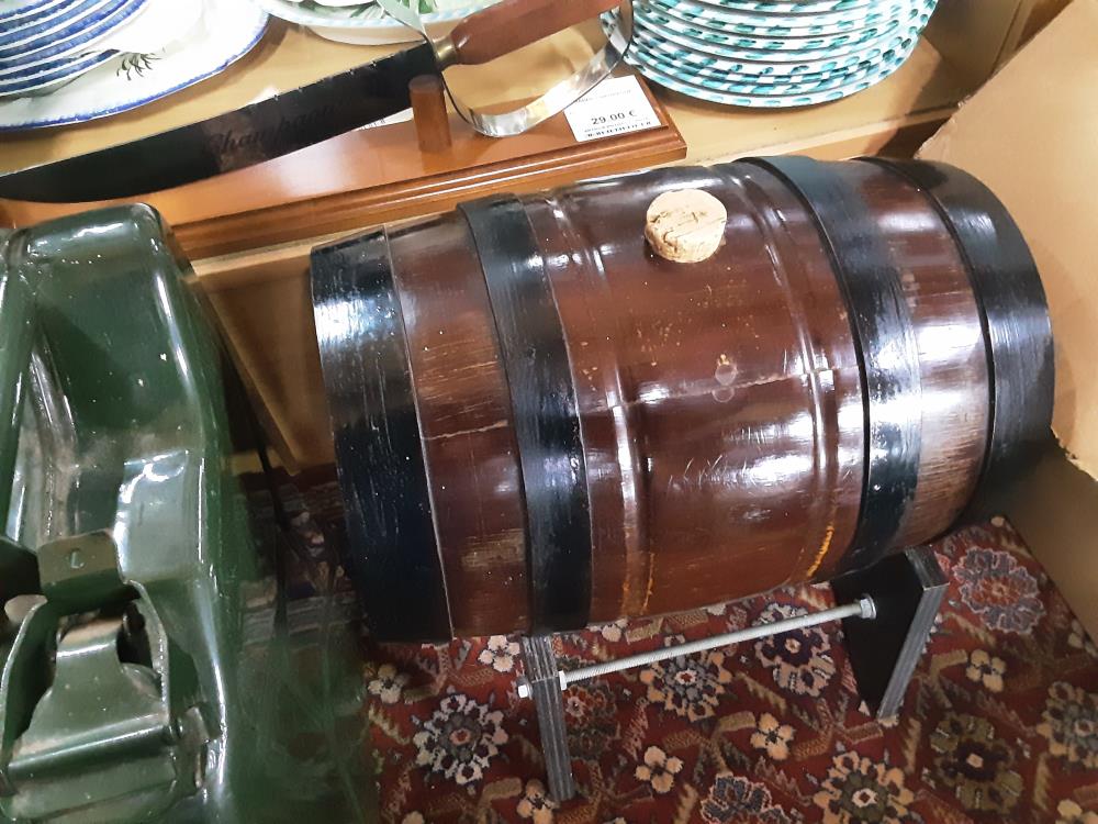 TONNEAU EN BOIS AVEC SOCLE