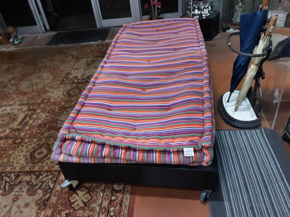 BANQUETTE SUR ROULETTE + MATELAS