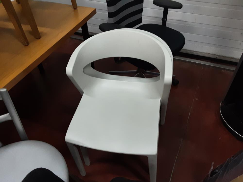 CHAISE BLANCHE EMPILABLE 