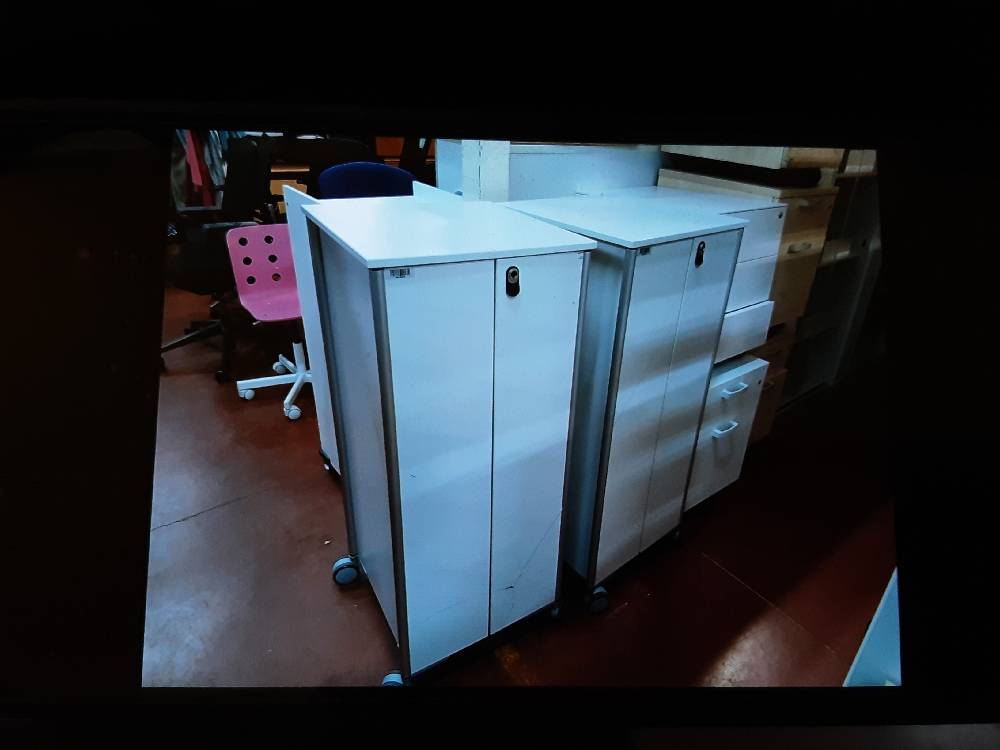 MEUBLE BUREAUTIQUE A ROULETTE