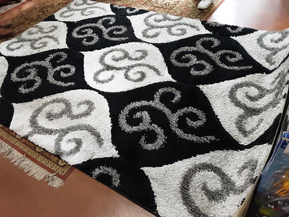 TAPIS SHAGGY NOIR ET BLANC
