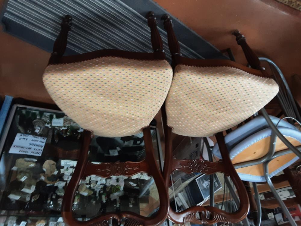 CHAISE ACAJOU ASSISE TISSUS SAUMON