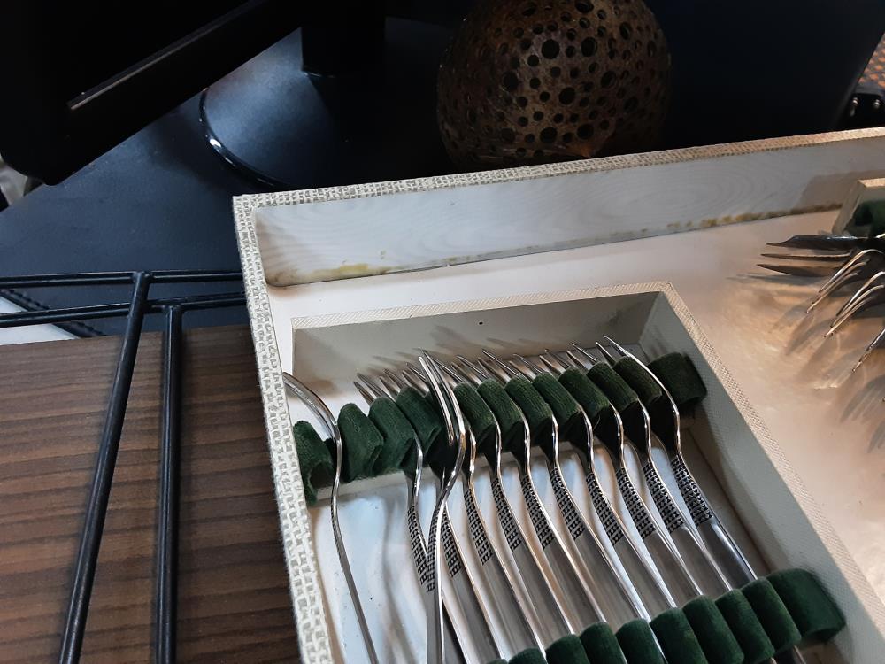 LOT DE 12 FOURCHETTES INOX