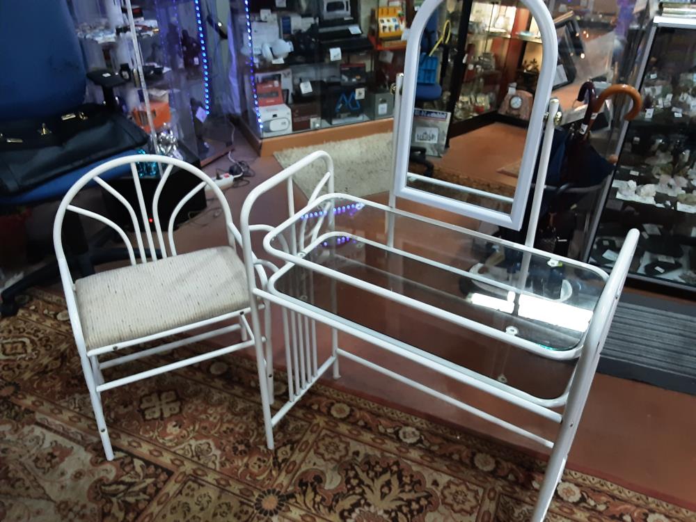 COIFFEUSE METALLIQUE BLANCHE + CHAISE