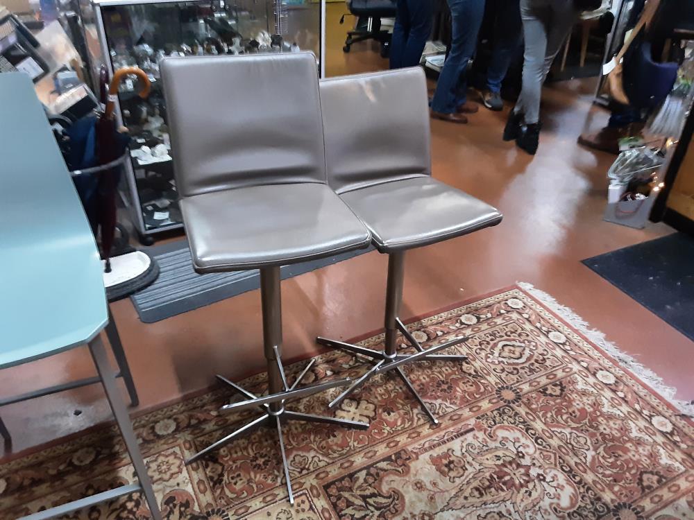 TABOURET DE BAR CUIR BEIGE DANS L’ETAT