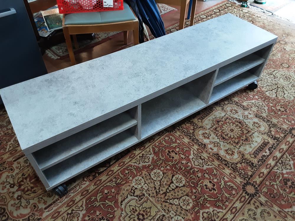 MEUBLE TV GRIS SUR ROULETTE