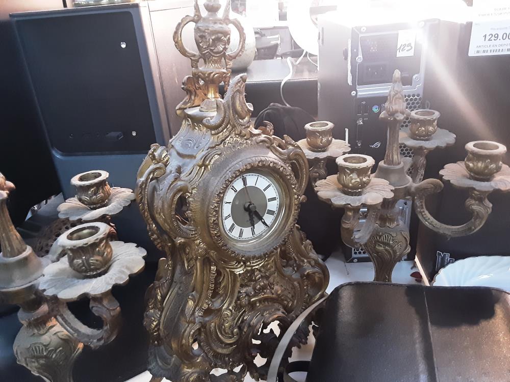 HORLOGE DORE DANS L’ETAT