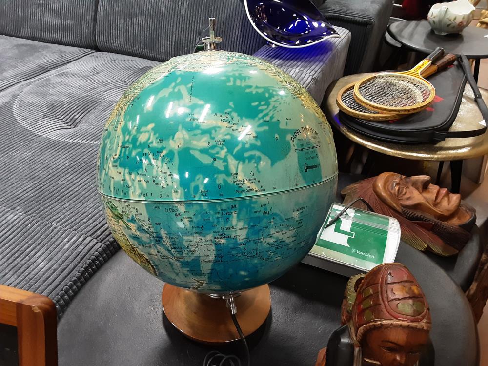 GLOBE TERRESTRE DANS L’ETAT