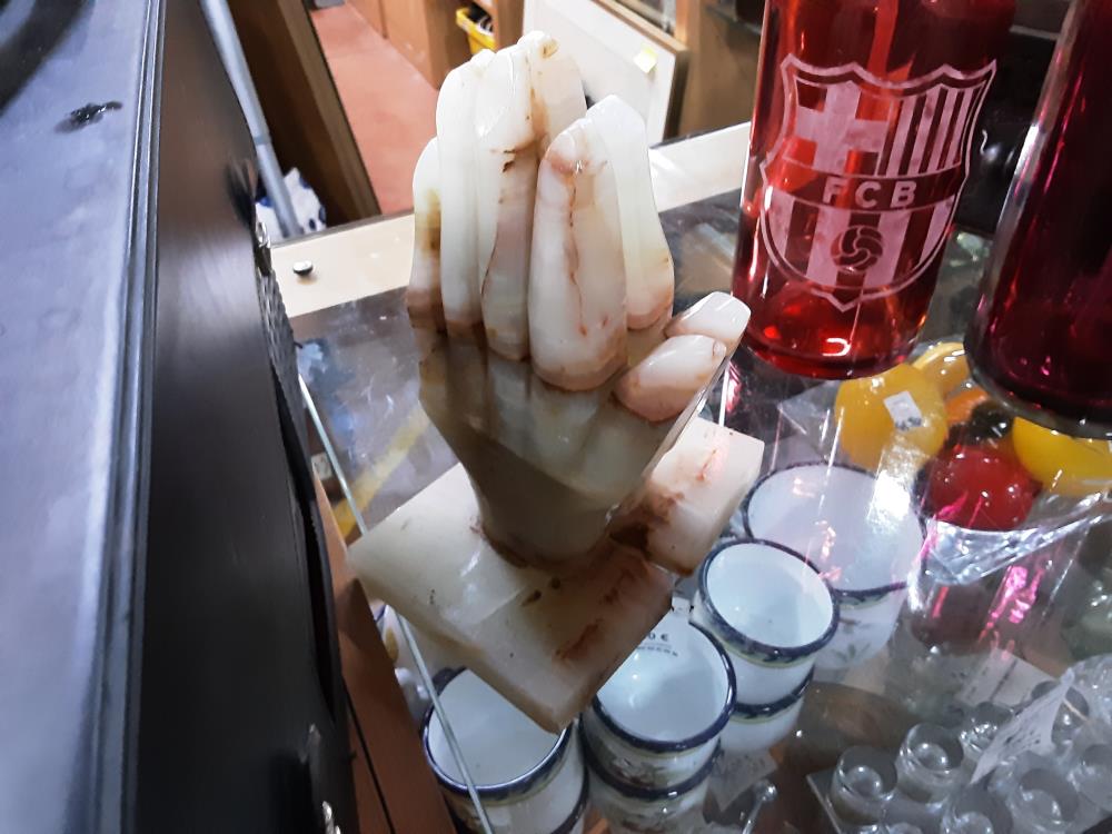 MAINS SERRE LIVRE MARBRE