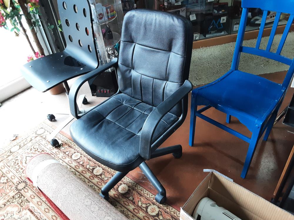 FAUTEUIL NOIR SUR ROULETTE