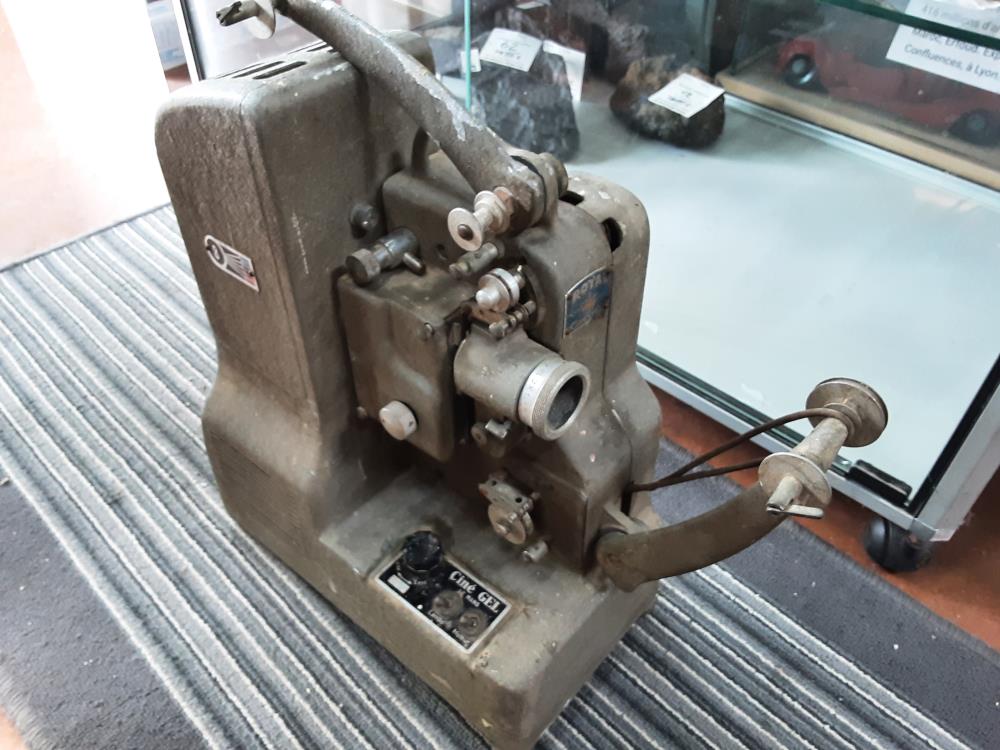 PROJECTEUR ANCIEN