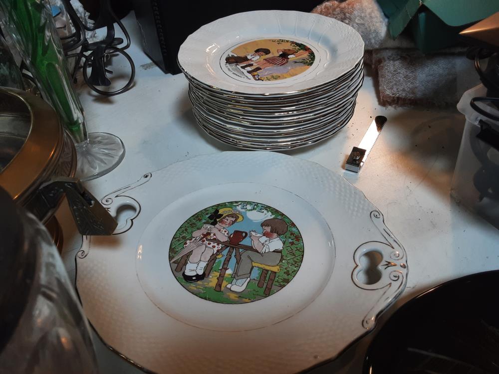 LOT DE 12 ASSIETTES ENFANTS + 1 PLATEAU
