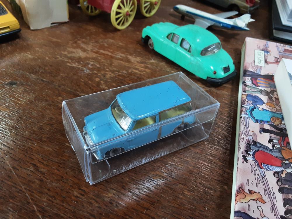 VOITURE DINKY BLEU INTERIEUR JAUNE 