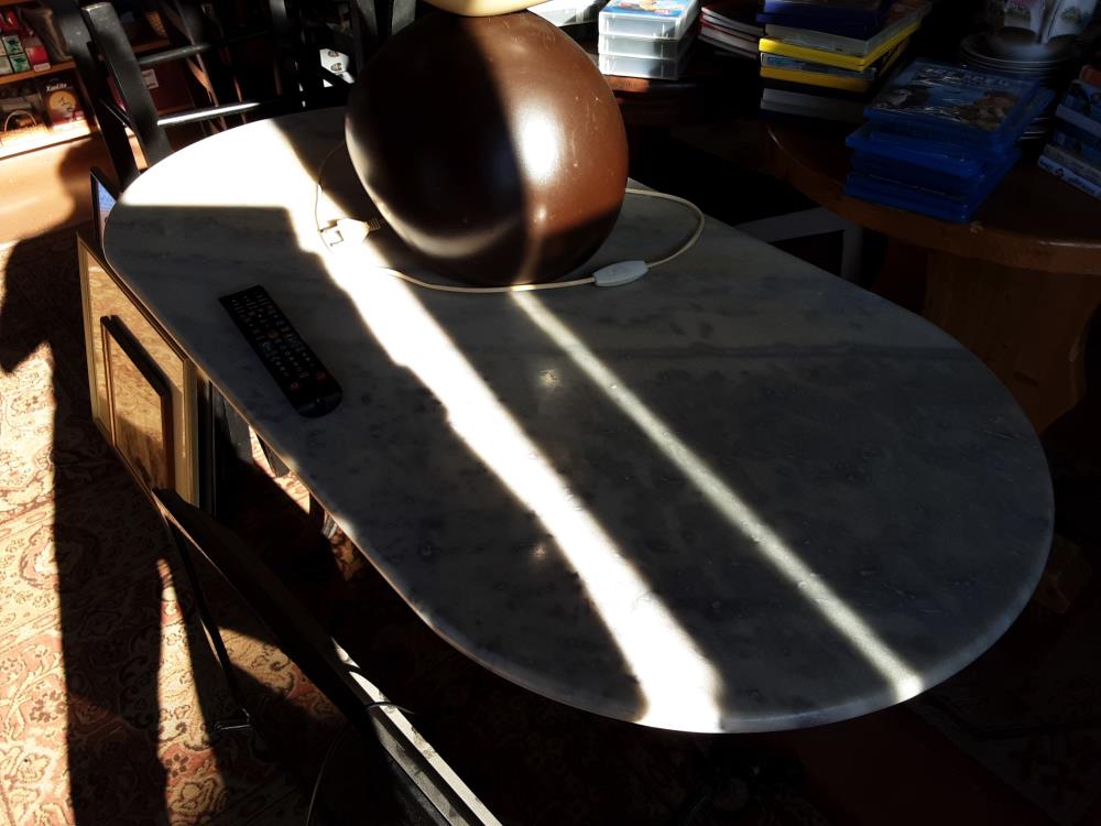 TABLE BISTROT PLATEAU MARBRE CLAIR